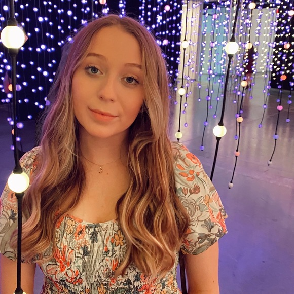 Hi Poshers! ✨ - Picture 3 of 4